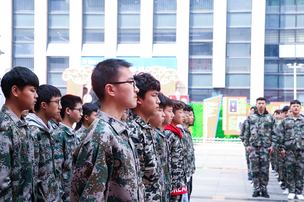 南京新华2019级春季新生职业素质拓展训练总结表彰大会隆重举行