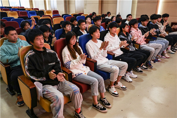 南京新华VR智能家居2103校企合作班开班典礼隆重举行