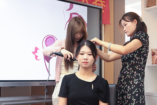 美妆<a href=http://njxh.cn target=_blank class=infotextkey>专业</a>招生条件，初中毕业能报名吗？